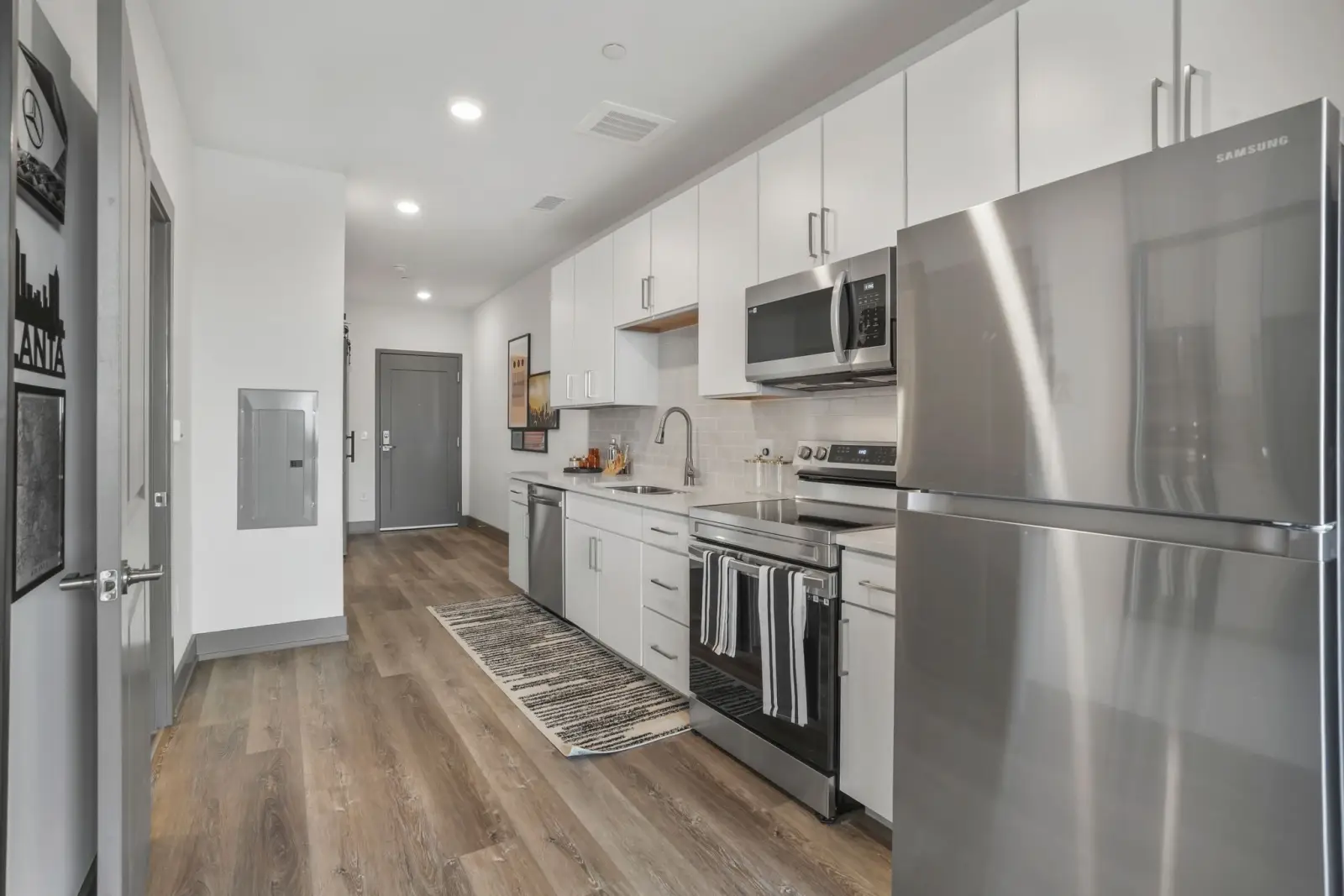 Castleberry Park chef-inspired kitchen - modern apartments in Atlanta